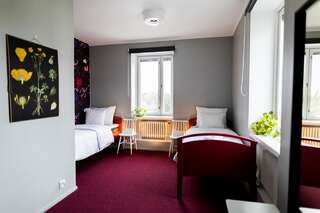 Хостелы Myö Hostel Хельсинки Двухместный номер с 2 отдельными кроватями и собственной ванной комнатой-4