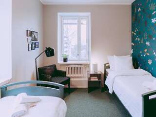 Хостелы Myö Hostel Хельсинки Двухместный номер с 2 отдельными кроватями и собственной ванной комнатой-5