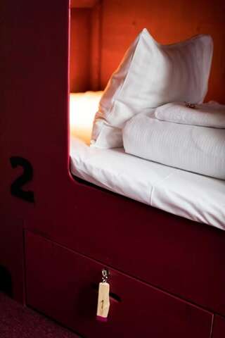 Хостелы Myö Hostel Хельсинки Кровать в роскошном общем номере с 8 кроватями-7